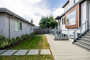 Centrally-located Luxury Home With Views Cinema
