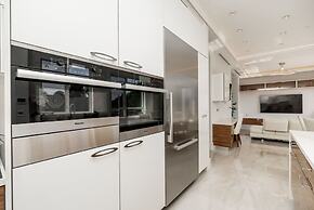 Centrally-located Luxury Home With Views Cinema