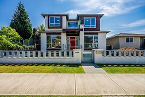 Centrally-located Luxury Home With Views Cinema