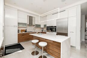 Centrally-located Luxury Home With Views Cinema