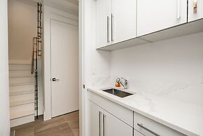 Centrally-located Luxury Home With Views Cinema
