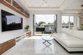 Centrally-located Luxury Home With Views Cinema