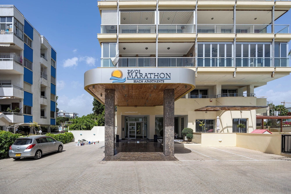 Marathon Beach Apartment - Sea View, Shared Pool