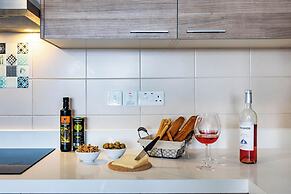 Marathon Beach Apartment - Sea View, Shared Pool