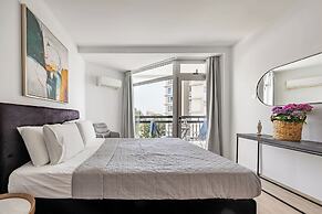 Marathon Beach Apartment - Sea View, Shared Pool