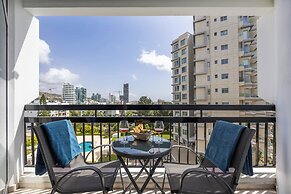 Marathon Beach Apartment - Sea View, Shared Pool