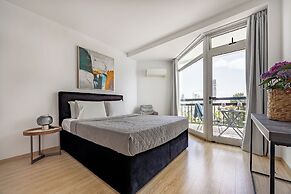 Marathon Beach Apartment - Sea View, Shared Pool