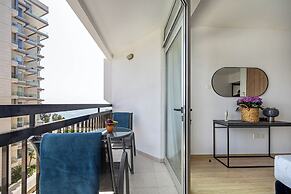 Marathon Beach Apartment - Sea View, Shared Pool