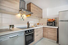 Marathon Beach Apartment - Sea View, Shared Pool