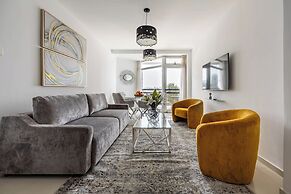 Marathon Beach Apartment - Sea View, Shared Pool