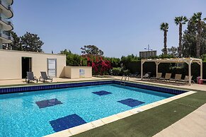 Marathon Beach Apartment - Sea View, Shared Pool