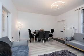 Cosy Cottage - Sleeps 6, Parking & Pet Friendly!