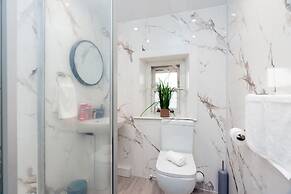 Cosy Cottage - Sleeps 6, Parking & Pet Friendly!