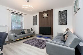 Cosy Cottage - Sleeps 6, Parking & Pet Friendly!