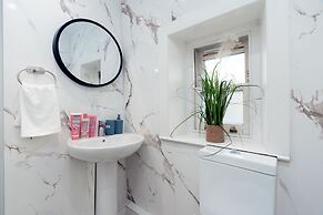 Cosy Cottage - Sleeps 6, Parking & Pet Friendly!