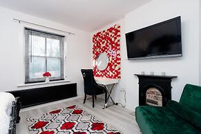 Cosy Cottage - Sleeps 6, Parking & Pet Friendly!
