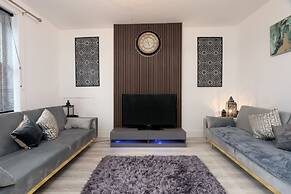 Cosy Cottage - Sleeps 6, Parking & Pet Friendly!