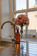 Cosy Cottage - Sleeps 6, Parking & Pet Friendly!
