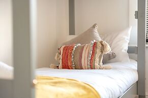 Cosy Cottage - Sleeps 6, Parking & Pet Friendly!