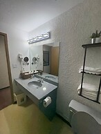Maple Creek Motor Inn