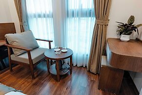 Golden Crown Hotel