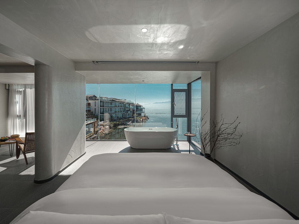 Mangshu Taotangzhiqiu Seaview Hotel
