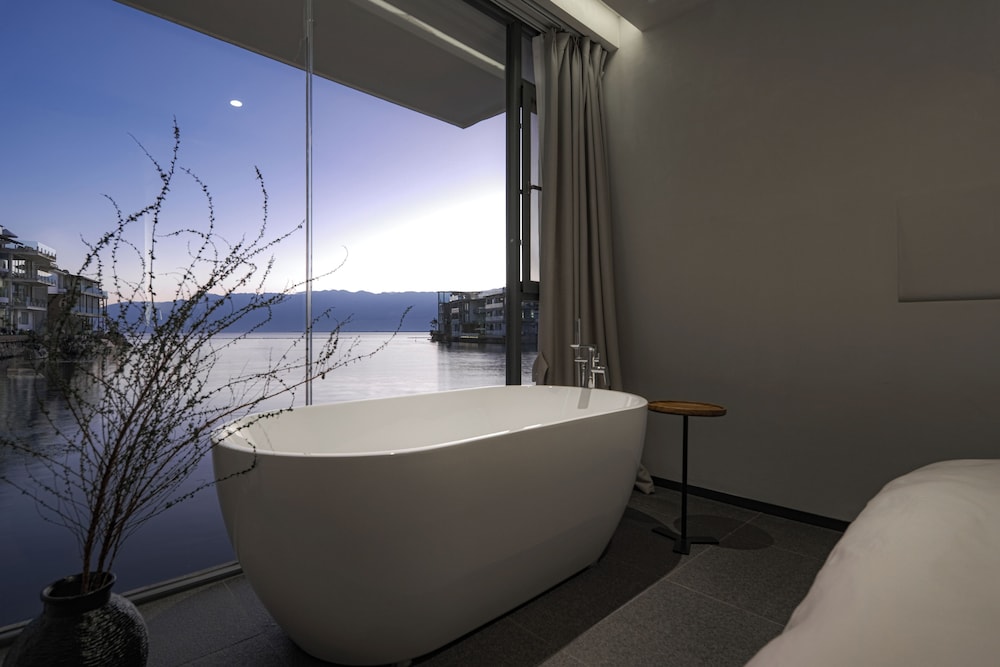 Mangshu Taotangzhiqiu Seaview Hotel