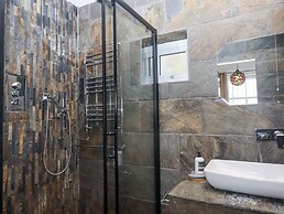 Delmonte Lodge