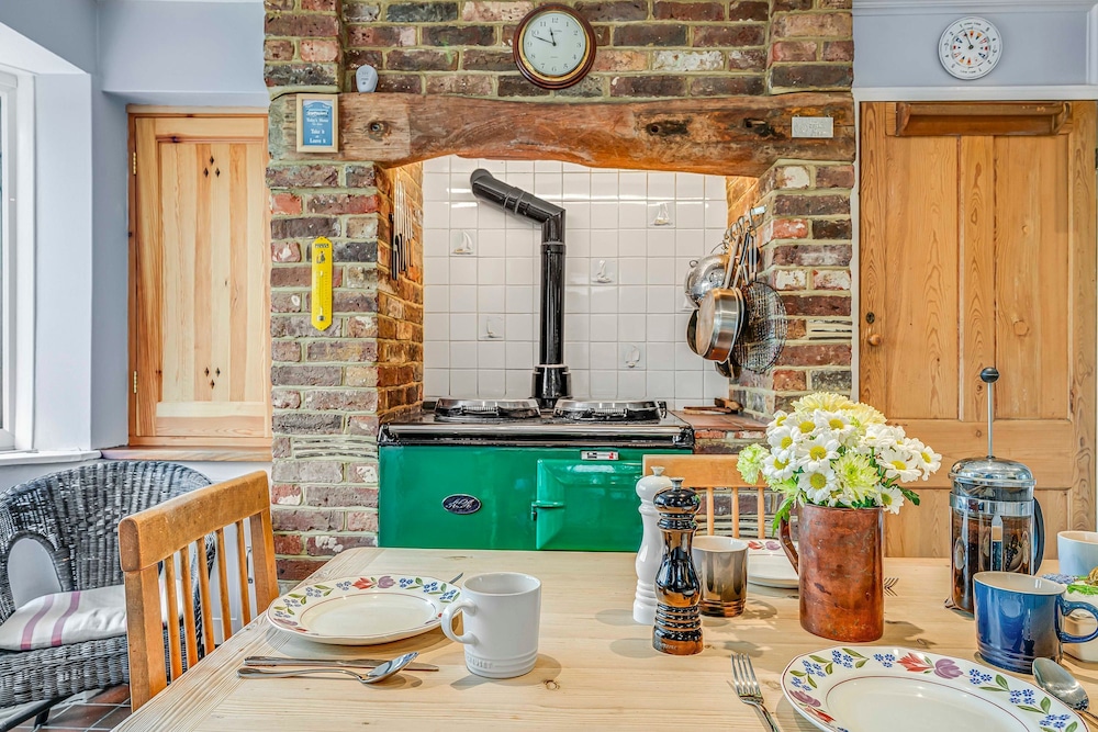 Charming Beach Getaway - Spacious 4BR Sunny Garden