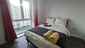 Barking 2 Bed Apt With Parking & Good Travel Links