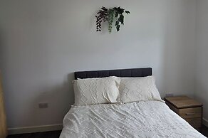 Barking 2 Bed Apt With Parking & Good Travel Links
