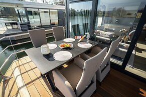 Schones Hausboot in Hoxter