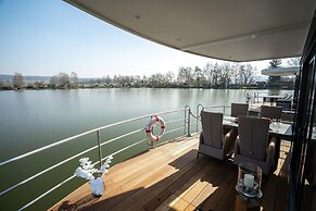 Schones Hausboot in Hoxter
