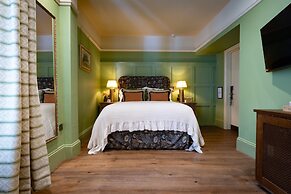 The Ragged Robin - A Heartwood Inn