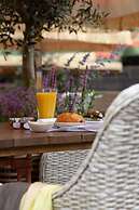 The Ragged Robin - A Heartwood Inn