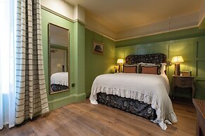 The Ragged Robin - A Heartwood Inn