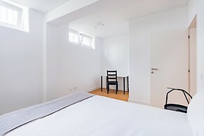 Oeiras Spacious and Coastal Flat