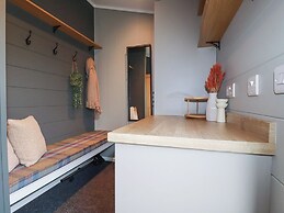 6 Meadow Retreat