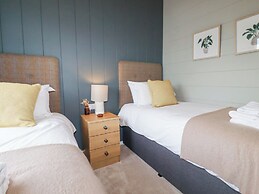 6 Meadow Retreat