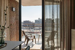Harbor Breeze: Modern Stay