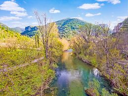 Vintage Retreat by the Vis