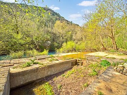 Vintage Retreat by the Vis