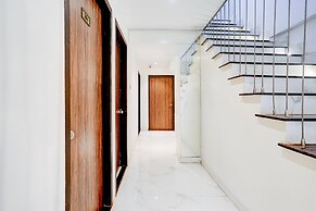 Comfy Stays at Lokhandwala Andheri West