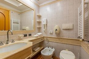 Apartment in Roma by Marco Simone Golf