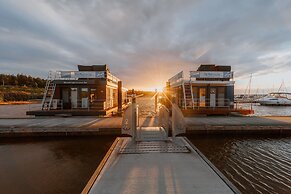 Floating House at Lake Barwalder See