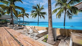 Stunning Beachfront Condo - Sea Views