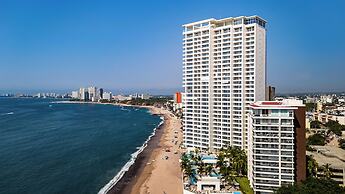 Stunning Beachfront Condo - Sea Views