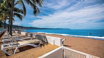 Stunning Beachfront Condo - Sea Views