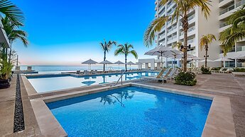 Stunning Beachfront Condo - Sea Views