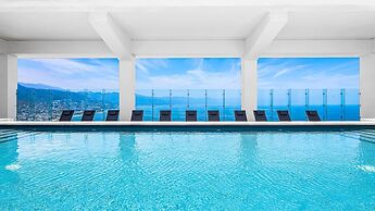 Stunning Beachfront Condo - Sea Views